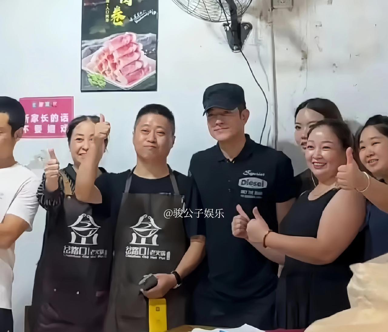 郭富城近日在成都参加赛车比赛，心情格外愉悦！不仅能一展驾驶技术，还能品尝到心爱的