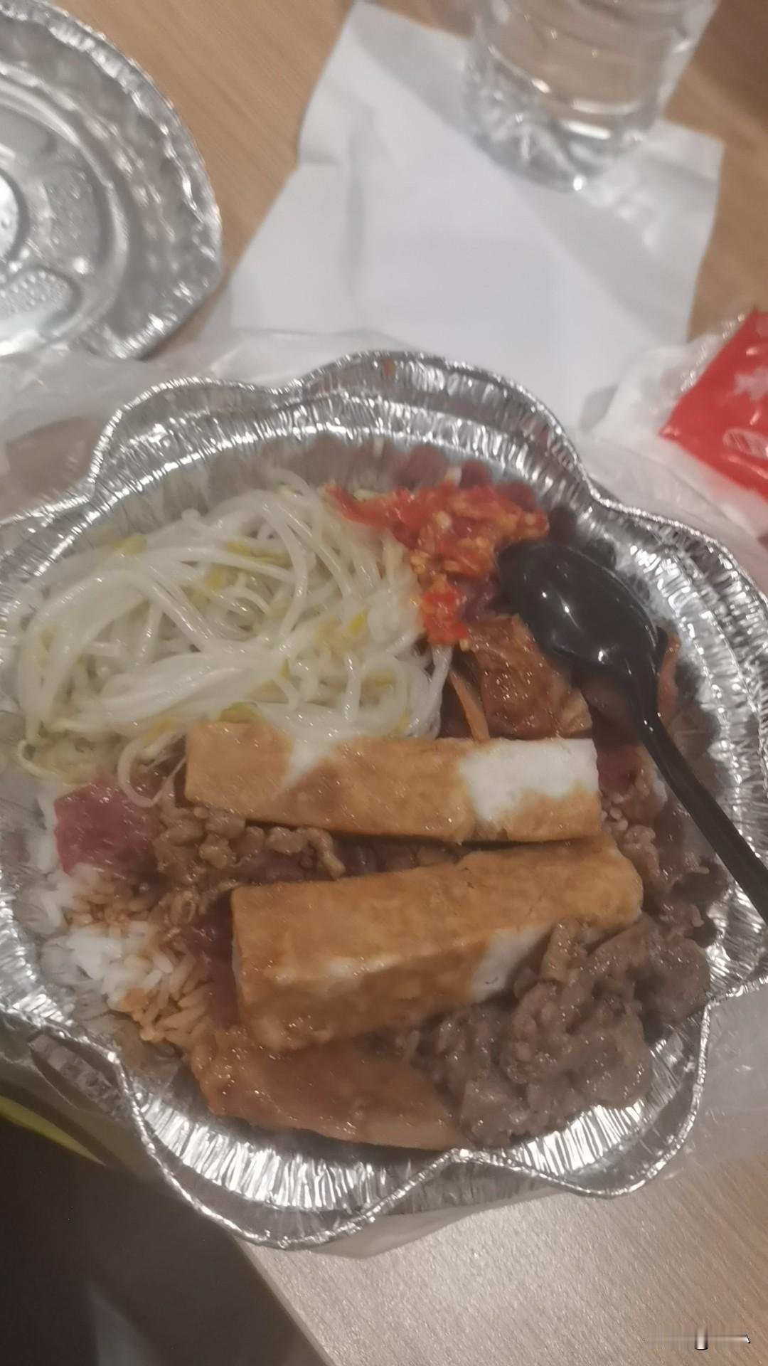 我师傅40多岁怀孕了，整个车间在讨论，她的女儿都17岁了，现在怀了三胎。能生