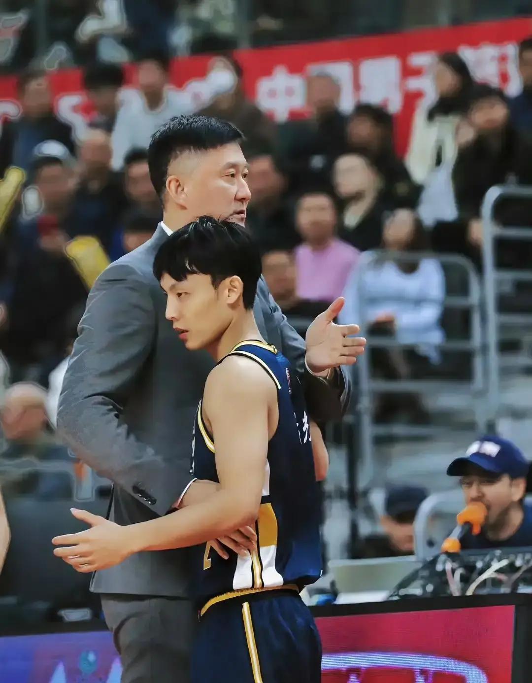 别再信“中国篮球年轻球员顶不上来”那套鬼话了。昨晚广东赢浙江，三个名字撕碎