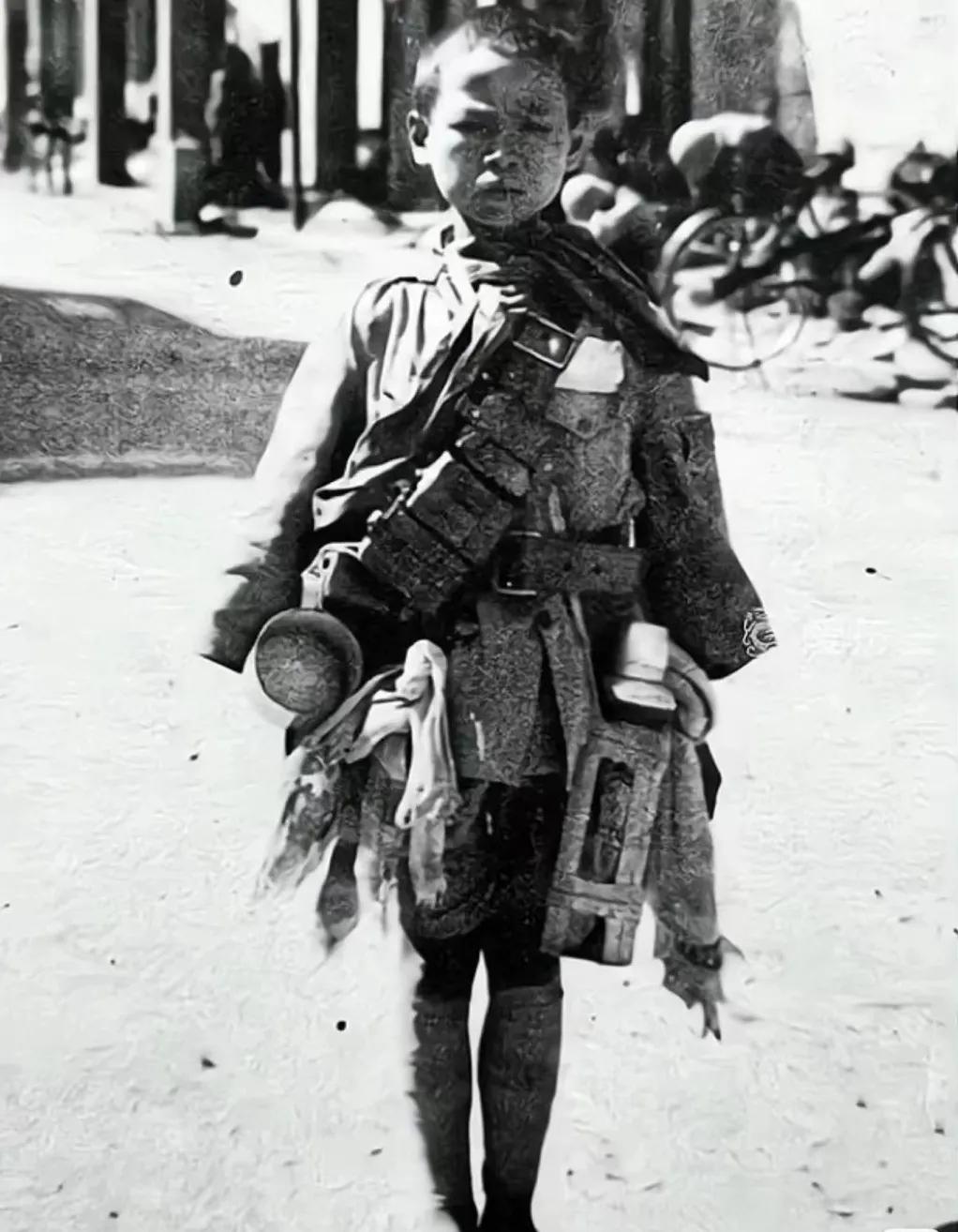 1938年，日军想拍摄一个懦弱的中国战俘形象，于是找到了15岁的季万方，他身材瘦