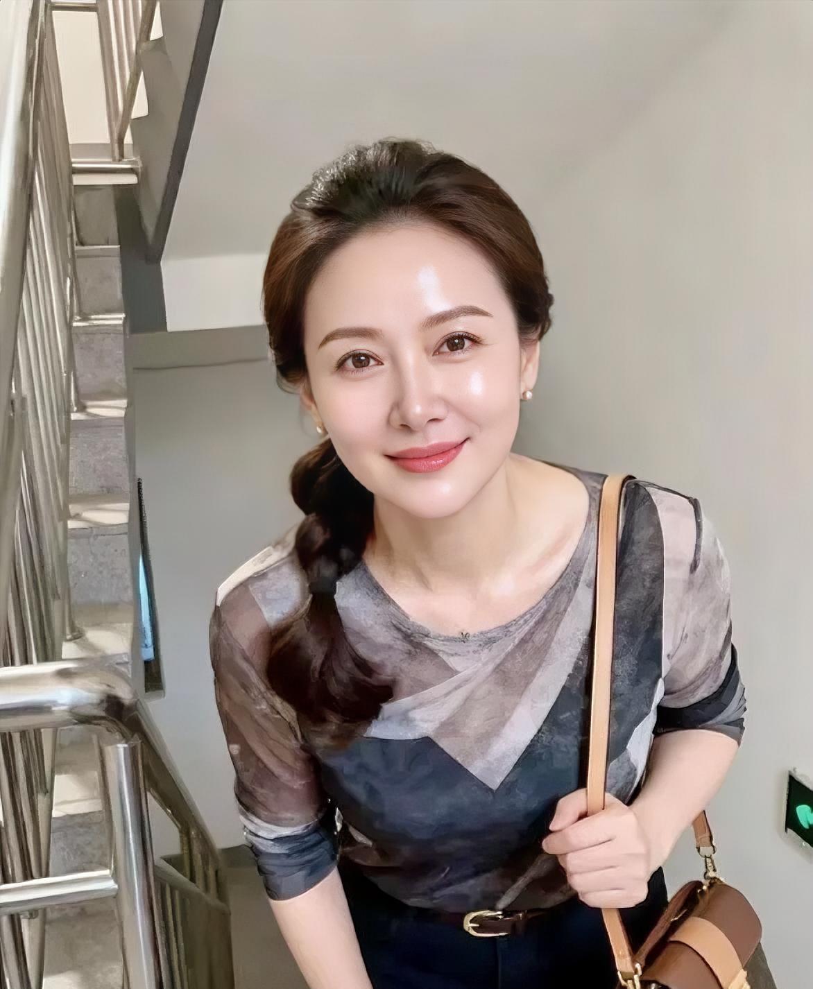 楼梯转角，巧遇微笑，侧编麻花，温柔正好。休闲衣衫，挎包轻靠，眼神清澈