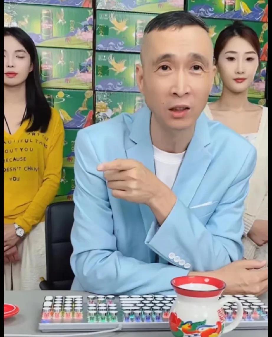 条子忙活完杨老爷子的葬礼，回归直播了。结果一堆人说，杨老爷子头七都没过，你就开直