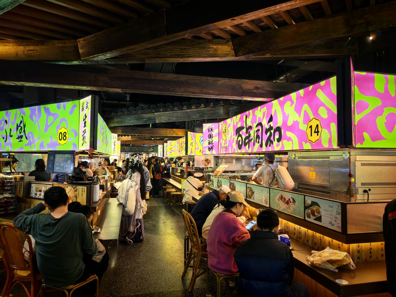 昨天去苏州姑苏区逛了逛，经济有没有上行不好说，但出来游玩的人是真的多——商业区、