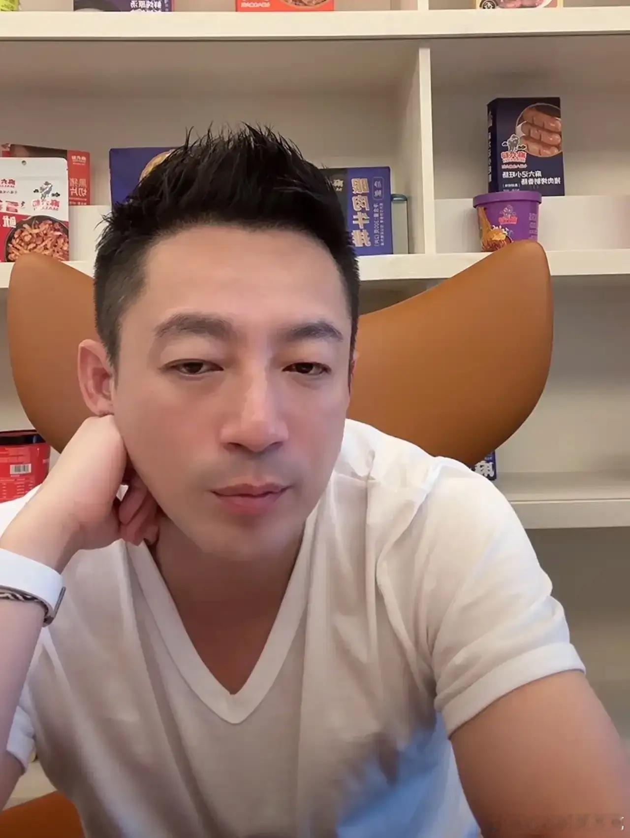 汪小菲首次回应孟贺，“以后别再来跟我有任何牵扯。”昨天，汪小菲在台北陪伴孩子期间