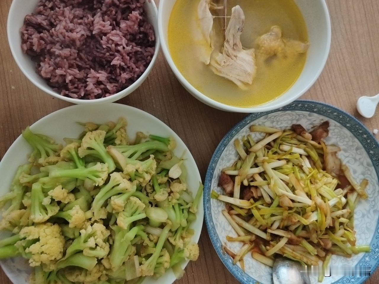 高一生在家的午餐，土鸡汤，肉丝炒蒜黄，炒花菜，杂粮饭。鸡汤好喝，肉也挺好吃！