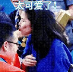 这个女记者情不自禁地亲了莎莎一口！[大笑]莎莎拿到金牌后，这个蓝衣女记者上前