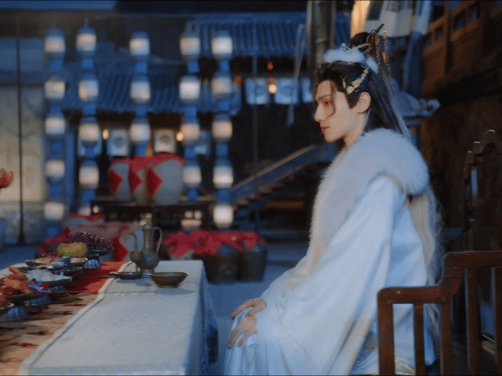 罗云熙仰头喝酒这一下月色如水，酒香四溢，他就是这场盛宴唯一的焦点！罗云熙演的唐