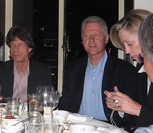 克林顿的眼神，看起来有些迷迷茫茫，好像是喝8+1喝多了，因为感觉他的脸也是红扑扑