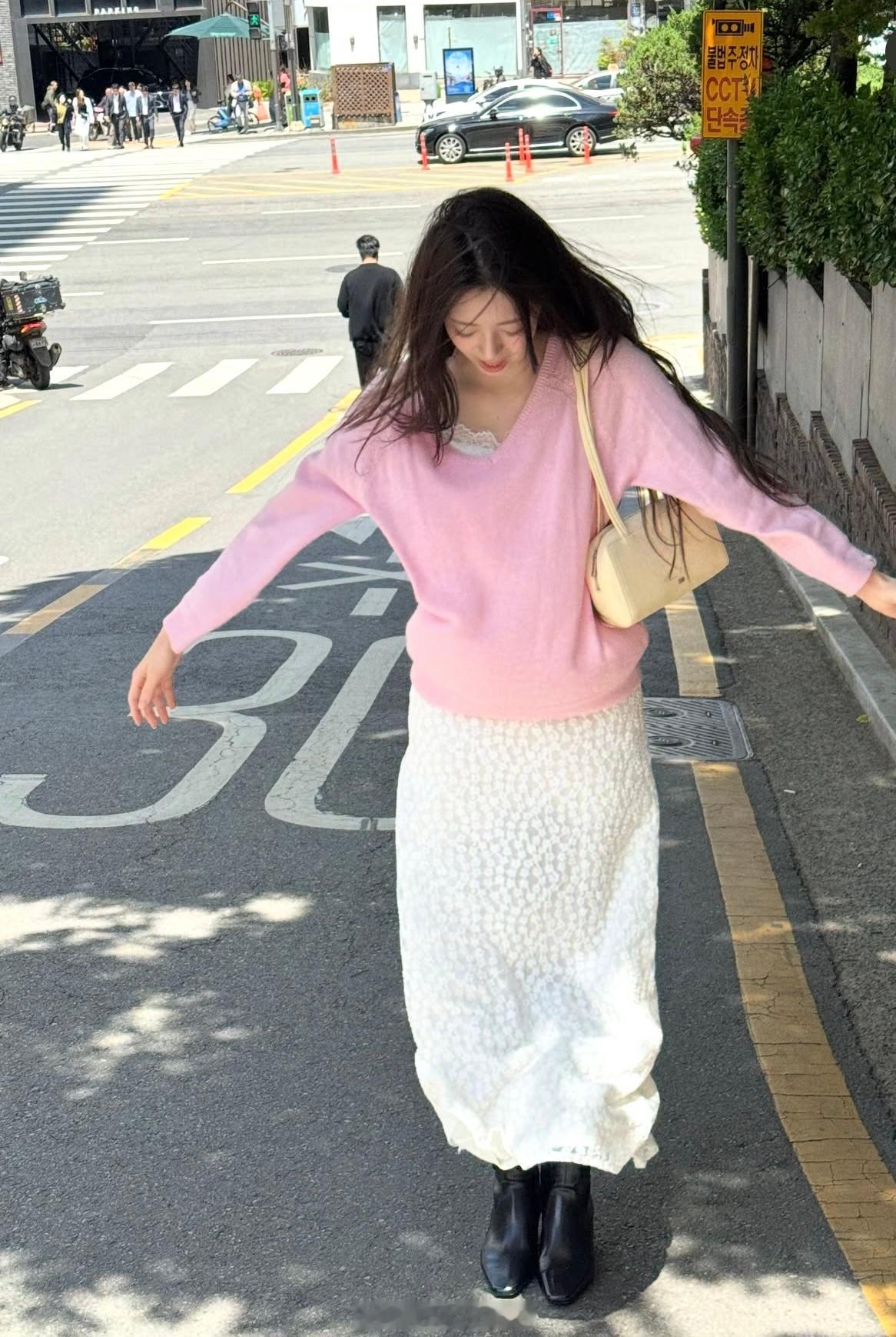 申有娜yuna这一组📷pose太有夏日氛围啦
