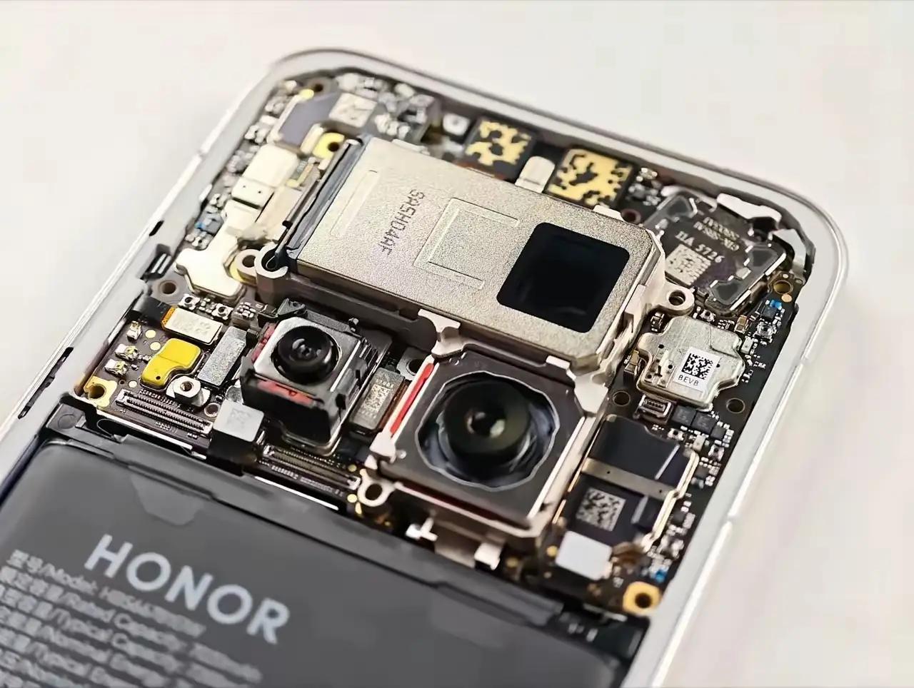 拆机大佬拆开荣耀Magic8Pro后看到，在仅8.3mm厚的机身里，