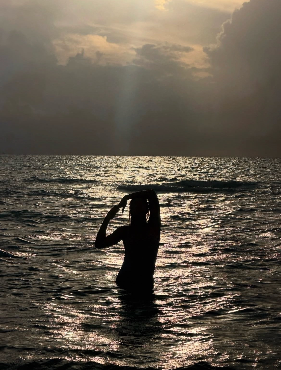 大坂直美在马尔代夫上演海的女儿归来记，同行还有几位WTA女孩，包括退掉中国赛季的