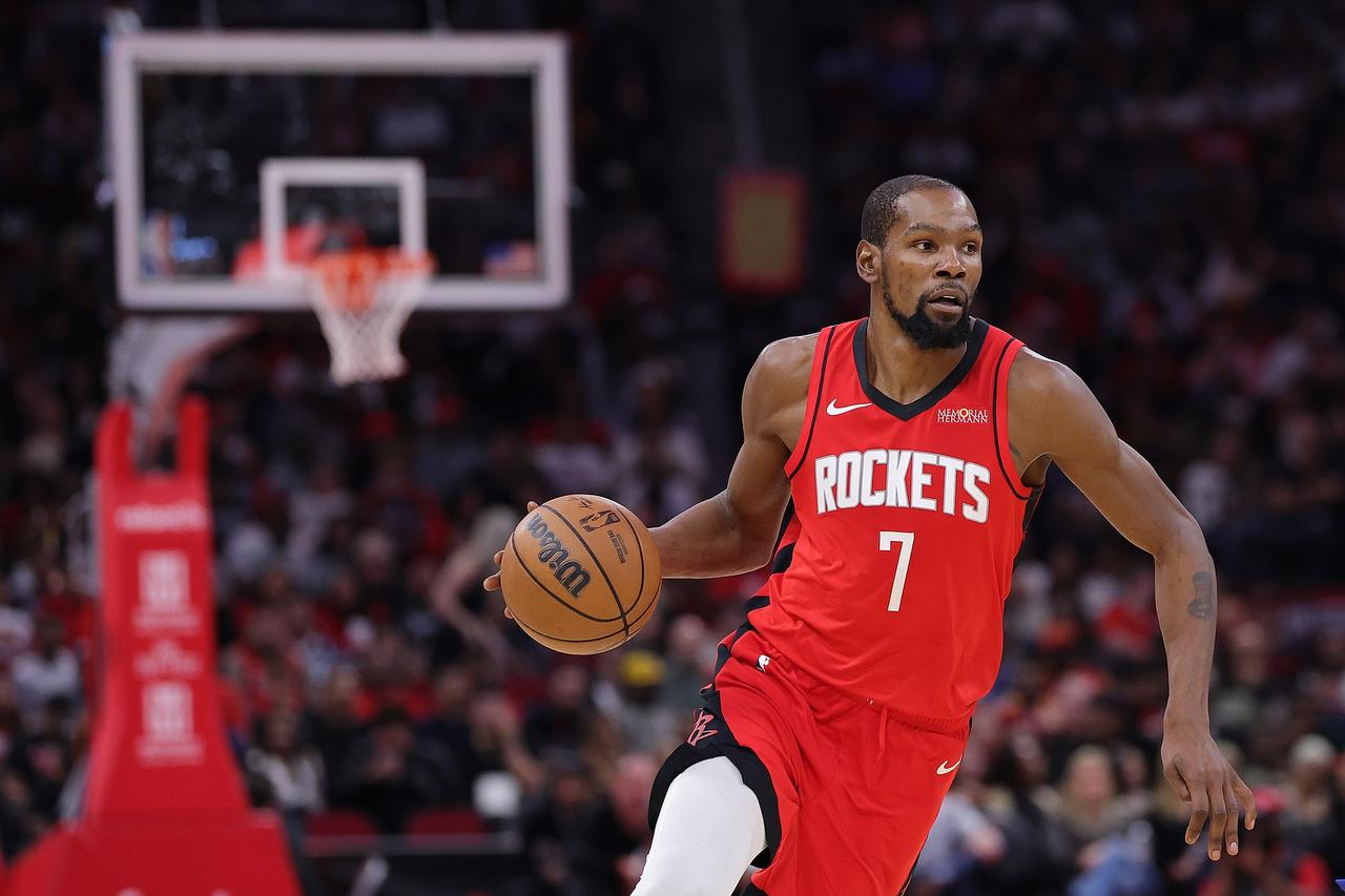 杜兰特在火箭队很开心！在这里他身边有很多青年才俊，而且天赋爆棚，还努力力争上游