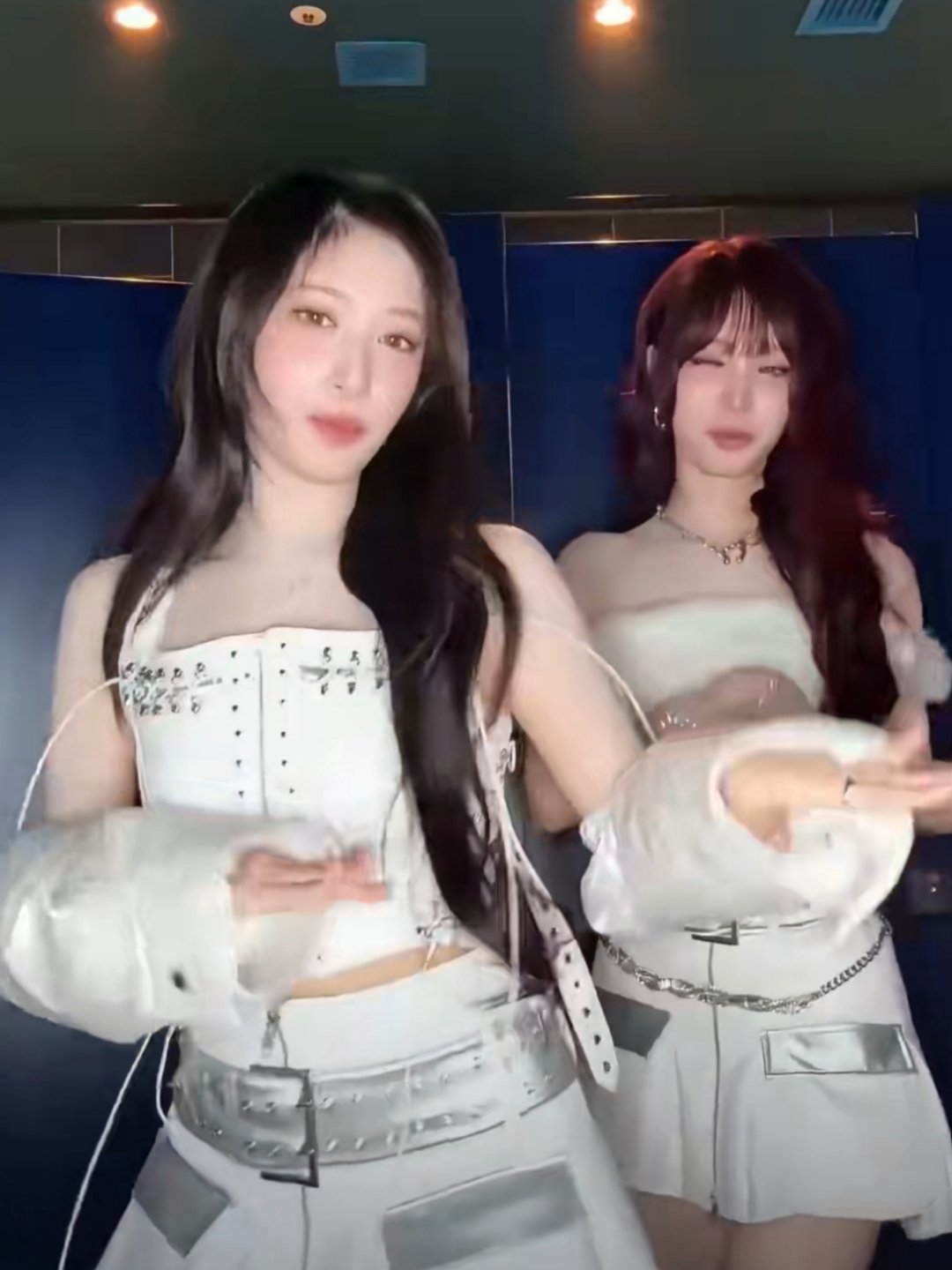 IVE成员李瑞（Rei）与Liz在洗手间舞蹈（Cha）时，拍到队友张元英厕所开门