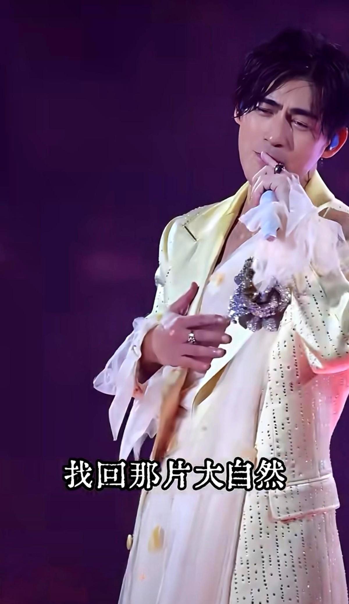 我们再也造不出F4了。不是技术退步，是土壤变了。二十年前的偶像工业，粗糙得像