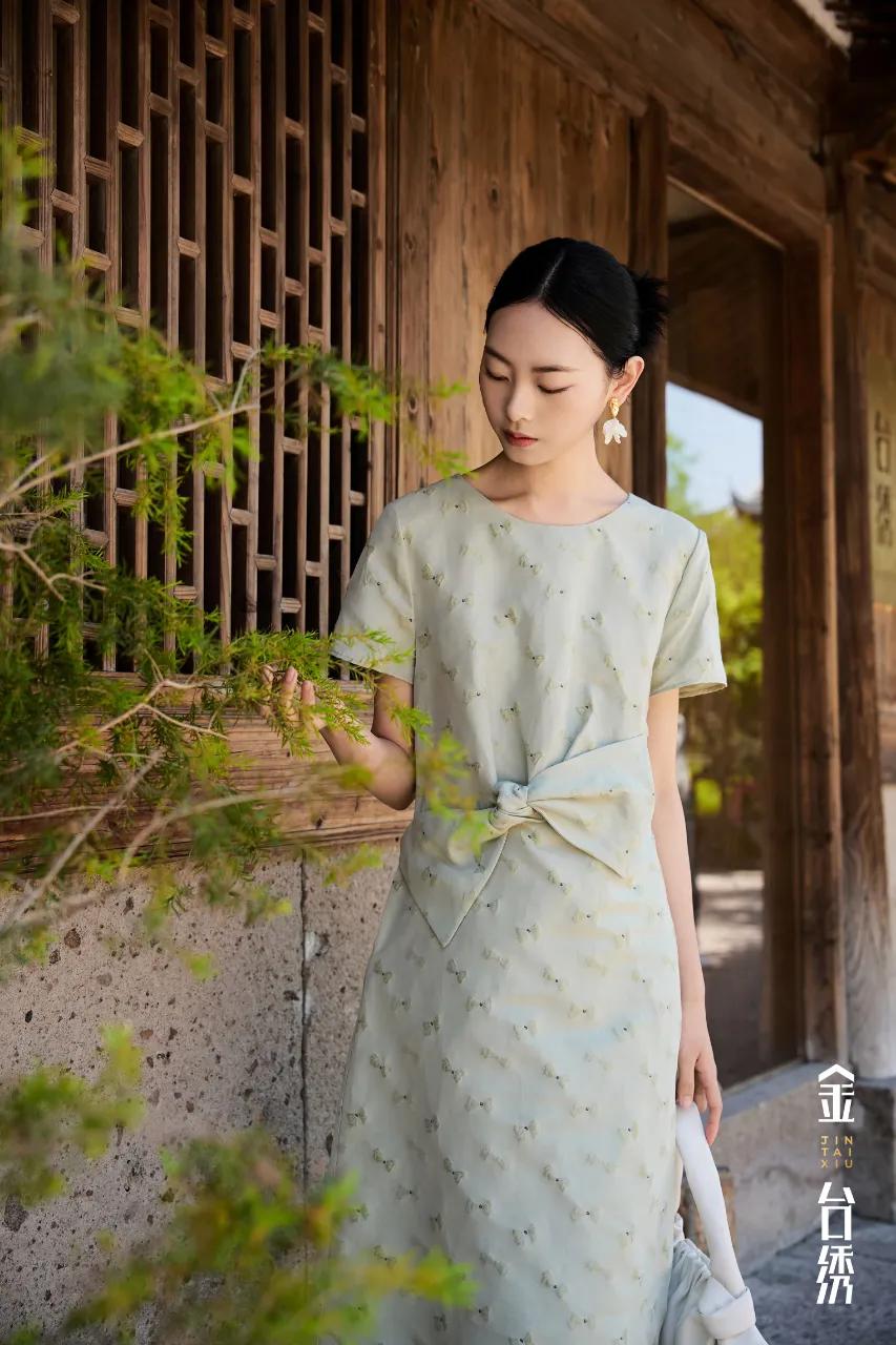 入夏裙像扭结织语，解构秩序莲意盈衣，纯净若夏连衣裙小姐姐轻熟减龄穿搭