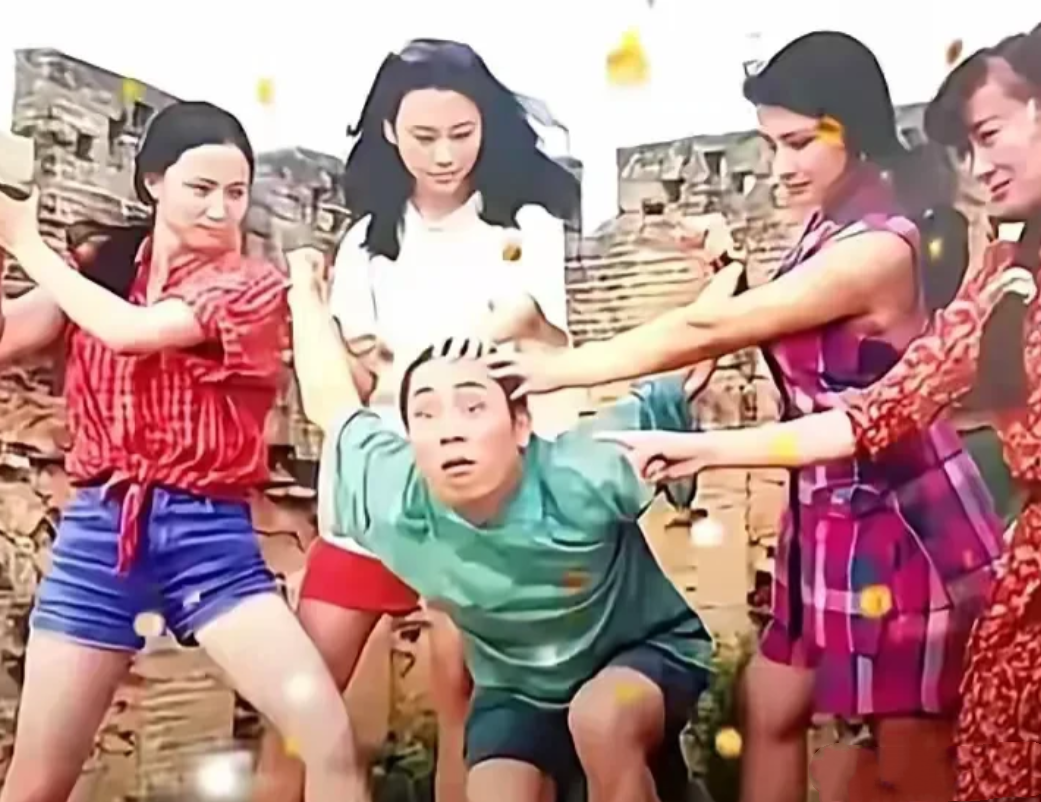 年轻的时候，张艺谋与陶虹、于月仙在长城游玩的合影，引发了不少关注。这些照片记录了