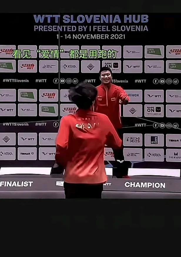 他俩真甜，十指紧扣只见过女生这样，俩男生这样还真是少见。甜甜是个友爱的大男孩，