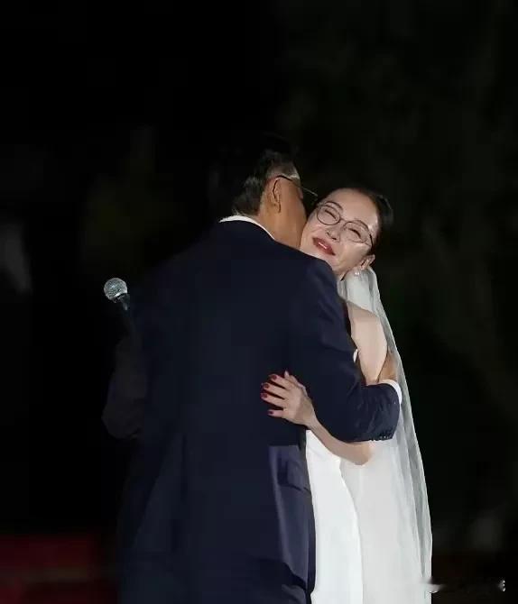 当当网联合创始人李国庆61岁再婚迎娶59岁北大校友张丹红，俞敏洪和张朝阳现场送祝
