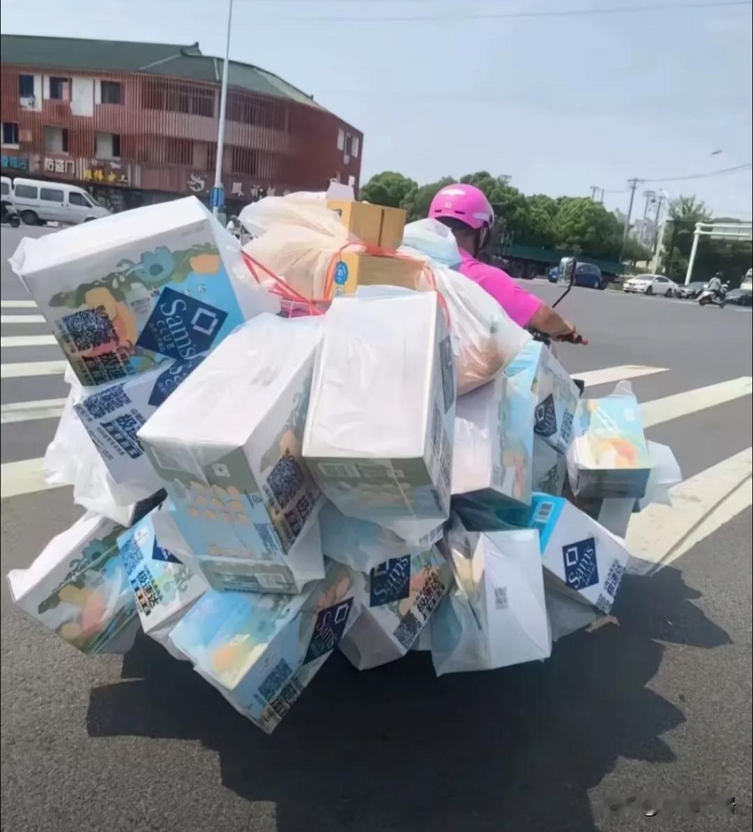 山姆主要是大件型商品比较多，顾客下单后，容易造成配送员所骑行的电瓶车“超载”。此