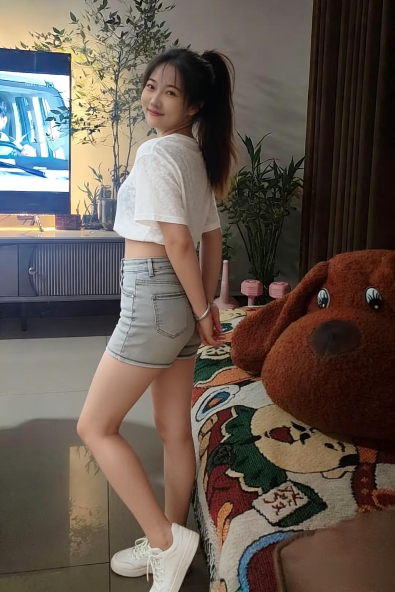 客厅的光，揉着暖黄的褶皱她转过身，马尾晃出细碎的风白T恤裹着少女的轻快牛仔