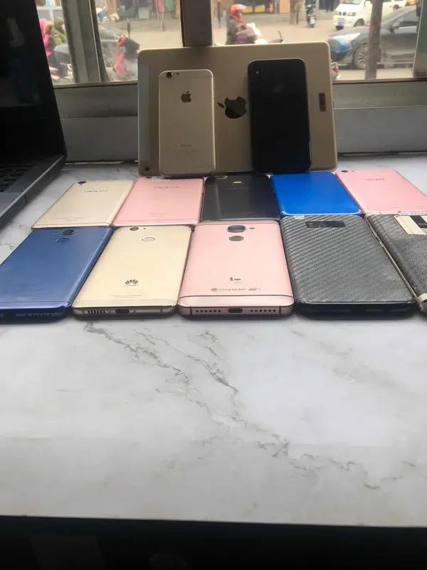 内存价格暴涨这事儿可太魔幻了，旧手机一下子成“香饽饽”。身边就有人靠卖旧手机小赚