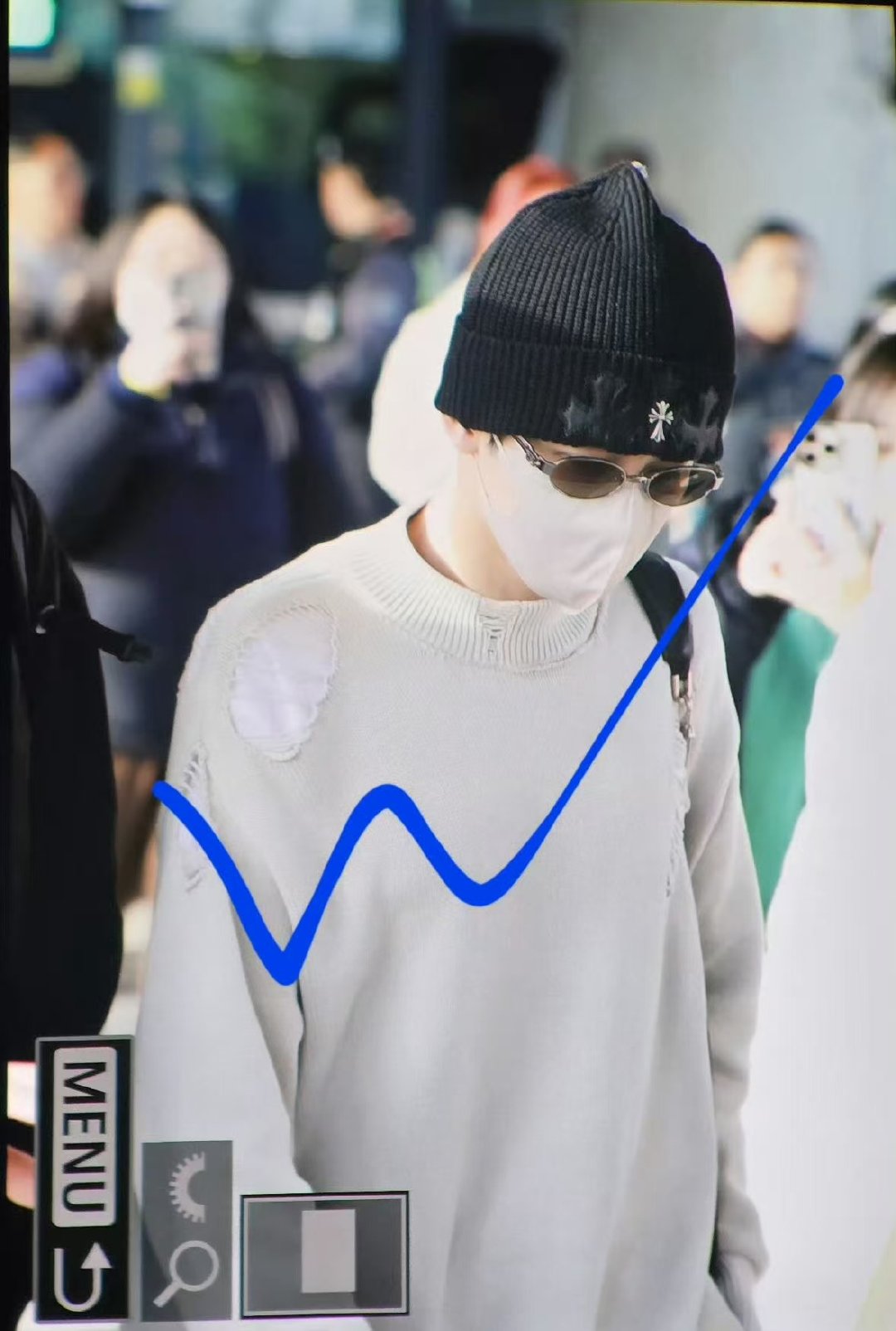 檀健次韩国到达机场图檀健次潮流的同时也注意保暖了！檀健次毛线帽已戴上～韩国仁川