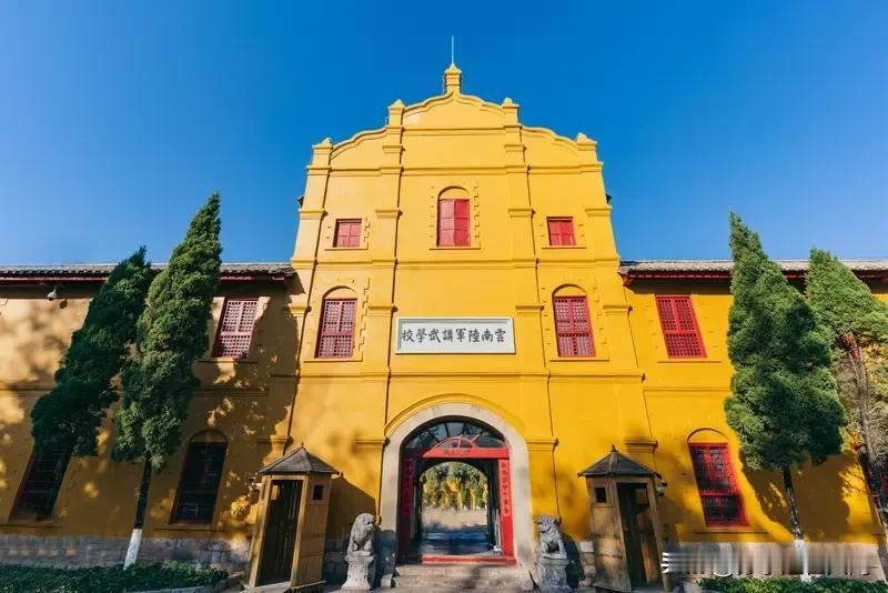 最近老听人说军校报考大放水，可实际哪有那么简单。虽说现在双一流名校扩招、高考本科