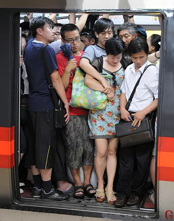 你经历过这样拥挤的地铁吗？