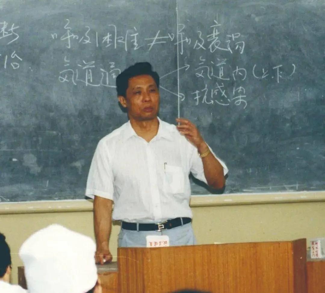 1992年，钟南山担任广州医学院（现广州医科大学）党委书记兼院长期间，始终坚持在