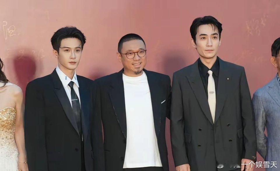 檀健次这排面，给得够直接。长春电影节红毯宣发图，第一排最打眼的位置，没给那几个影