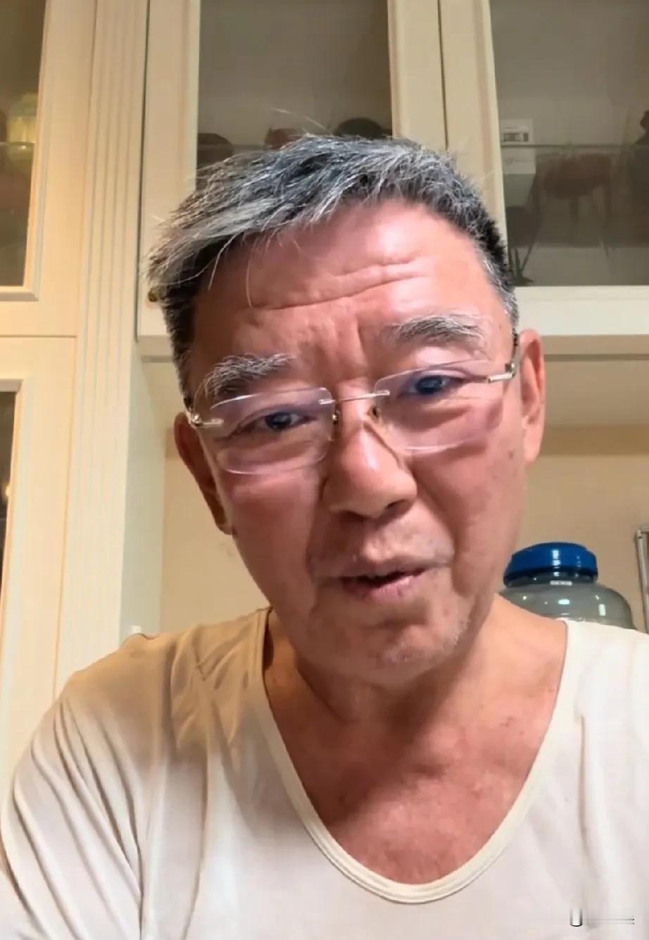吃完饭了，就是不想刷碗，唉，李老师也有拖延症啊，嘻嘻！