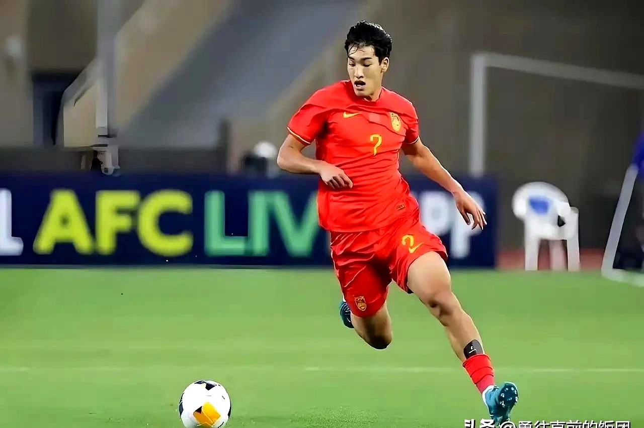 国足跟U23的差别，说到底就俩字：灵性。U23那帮小年轻拿球敢转身敢往前塞，哪怕丢了再抢回来，那股子