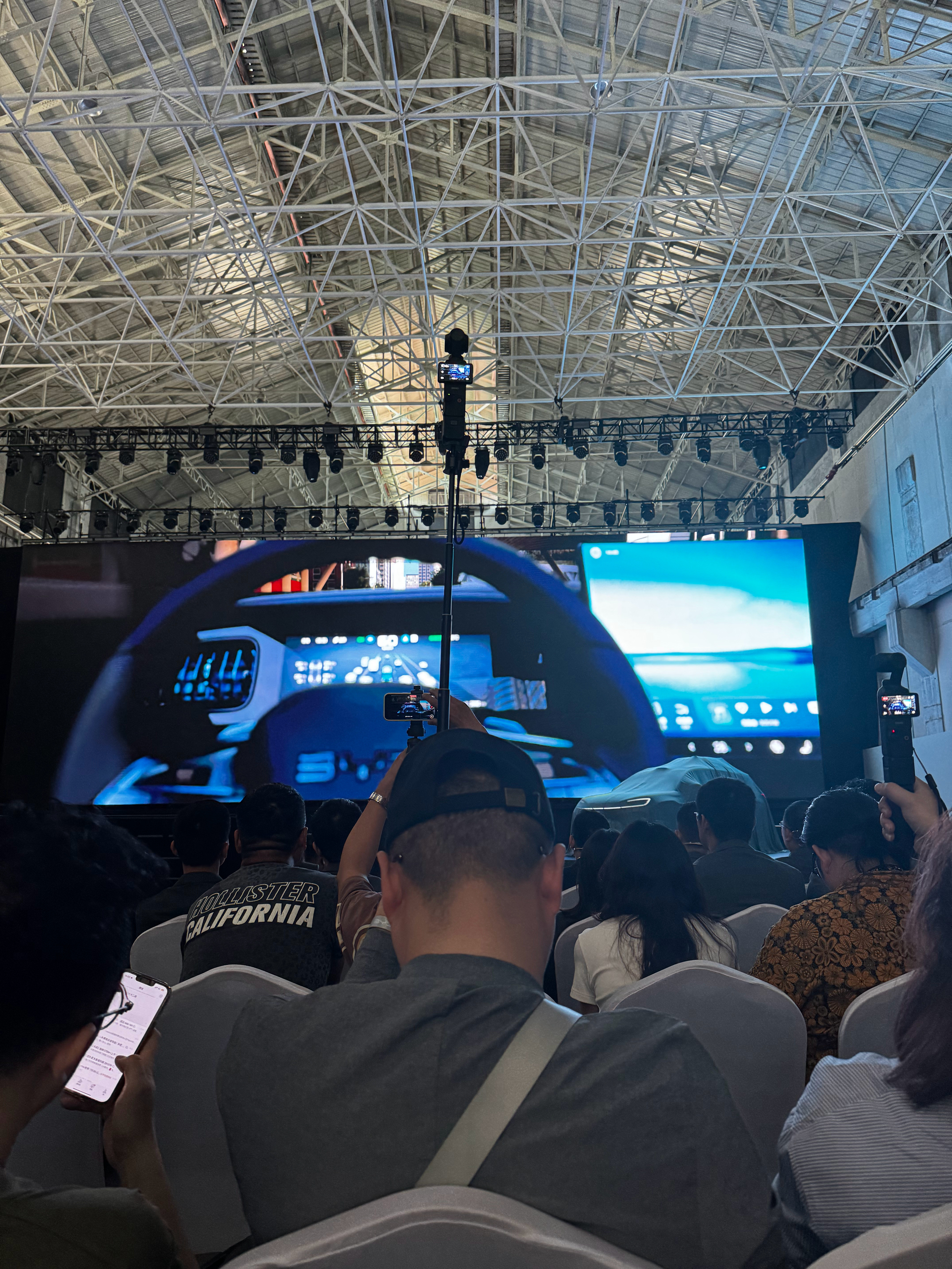我真的不理解这兄弟这么拍是为了啥让大家照片都出现一根杆？​​​