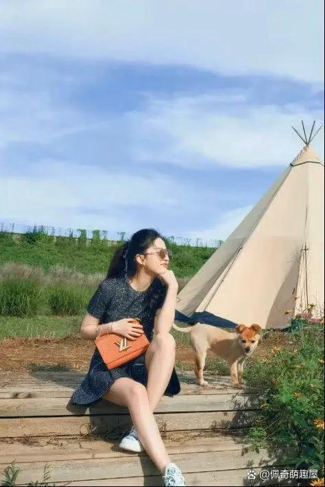 刘亦菲出游照也太真实了！灰黑色简约连衣裙配球鞋，好看又舒服，随性不做作，超接地气