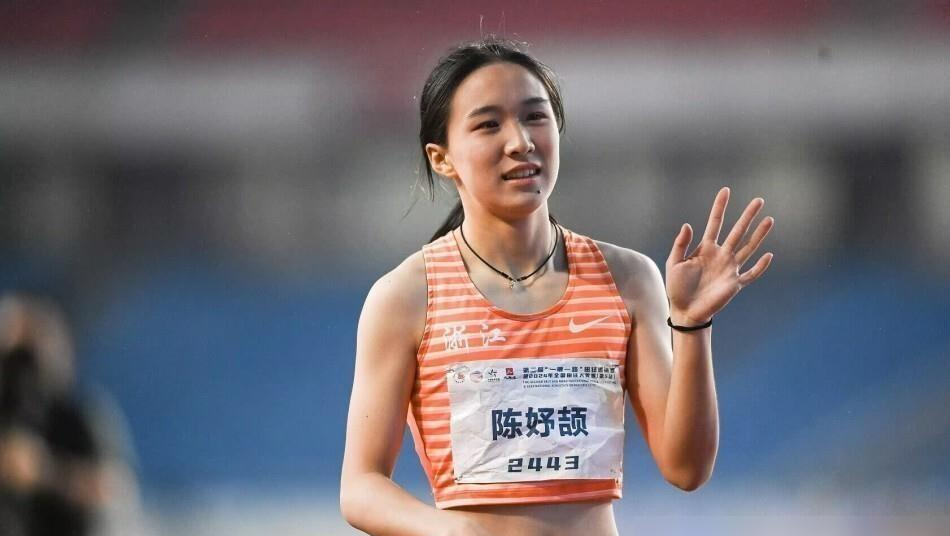 起跑慢0.18秒照样碾压夺冠，你拼尽全力补短板的样子真该看看陈妤颉！17岁的陈妤颉在全国田径锦标赛女