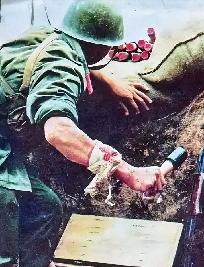 1984年，一22岁战士误闯入一个山洞，他发现里面竟都是女人，然而就在战士摸出手