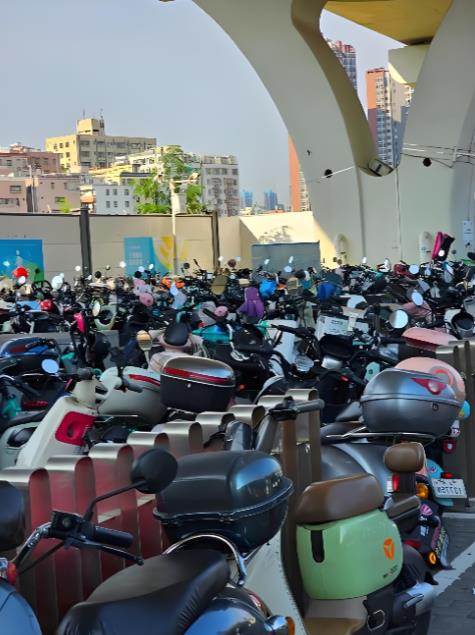 深圳的奇葩事，17年之前为了交通安全禁了摩托，如今，两轮电动车如同雨后春笋，不停