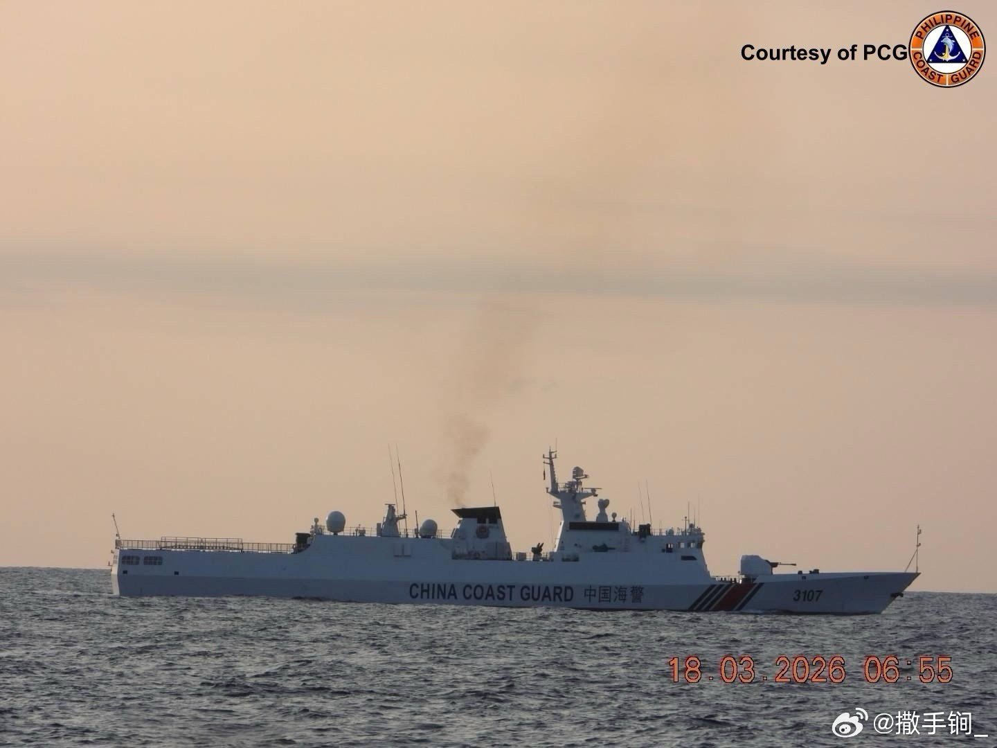 中国海警舰艇昨天在黄岩岛附近海域驱离菲律宾渔船南海态势