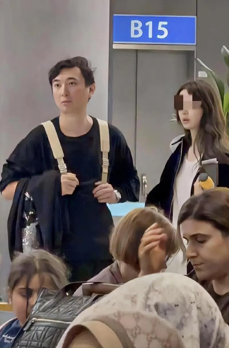 你敢相信吗？现在王思聪看着有点日系风格了！[笑着哭]网友在国外遇到思聪，边上还