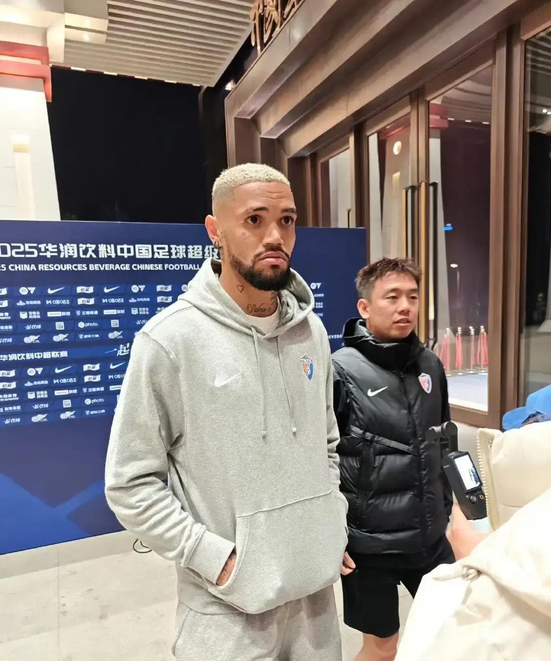 云南玉昆要换掉的，是上赛季狂轰13球的主力前锋。不是状态下滑。董事会深夜复