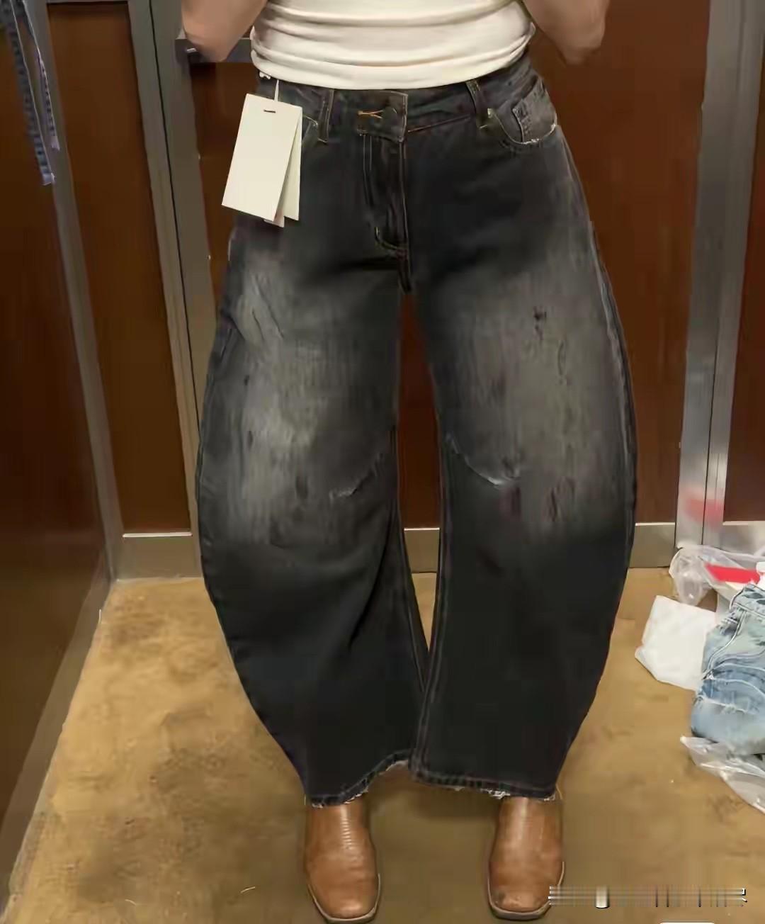 每次看到有人穿着这种弯刀裤，都能让我想起潘长江在电影《举起手来》里面，饰演的那个