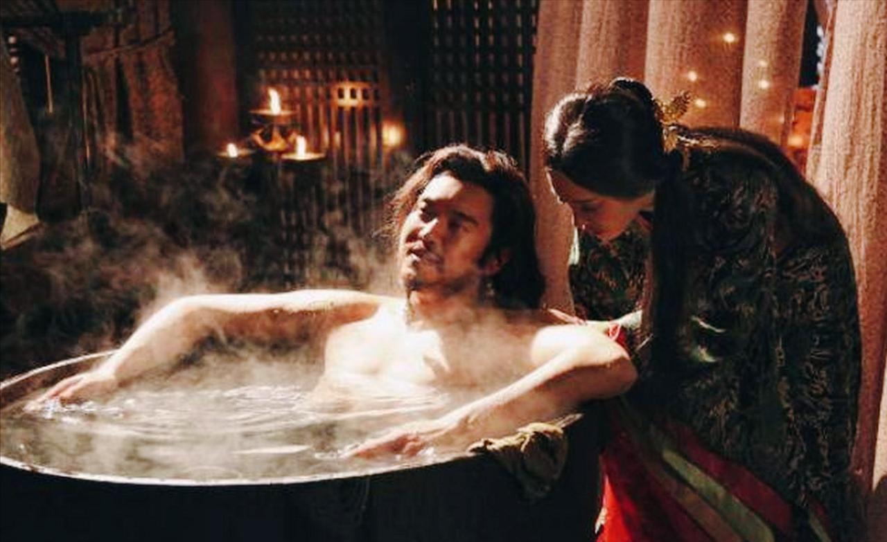 公元前272年，芈月把和自己私通了30年的义渠王杀死了！深夜的咸阳宫，烛火映