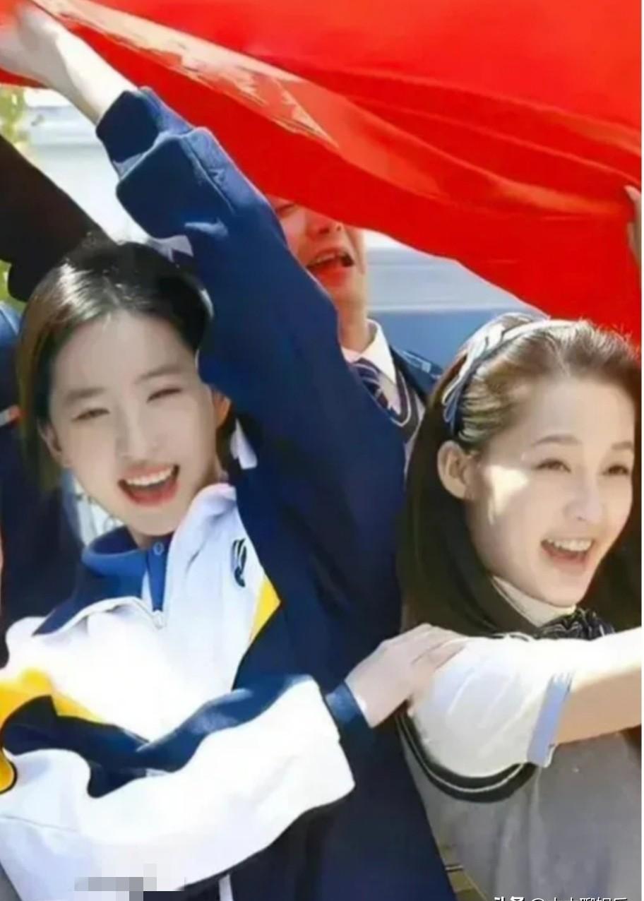 校服一穿,三人三种命。刘亦菲穿出仙气,土到极致就是潮。李沁脸一抬,风都停了半