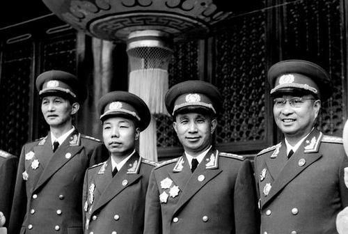 1936年，一名国民党中将跟随红军走完长征，谁知等到了延安，毛主席却对他挥了挥手