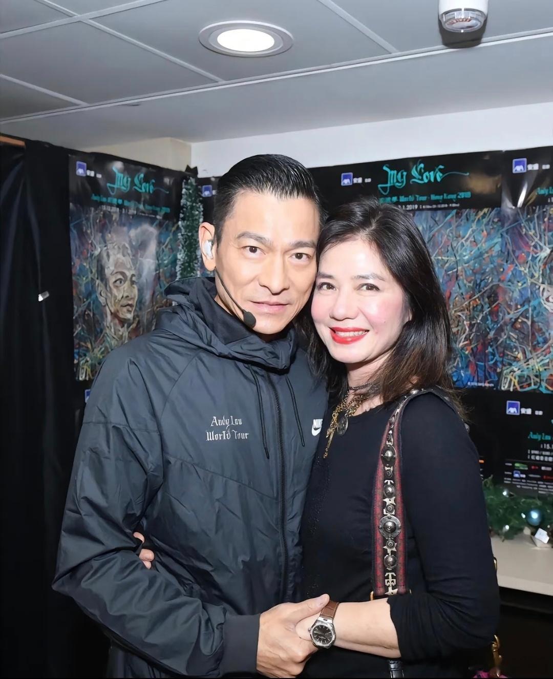 66岁的钟楚红看起来很自然，没什么过度美容的痕迹。不像大多数去整容的老明星一样，