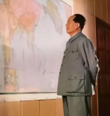 1951年，10万志愿军被美军围困，一向沉着的彭老总急得向毛主席求助，毛主席沉思
