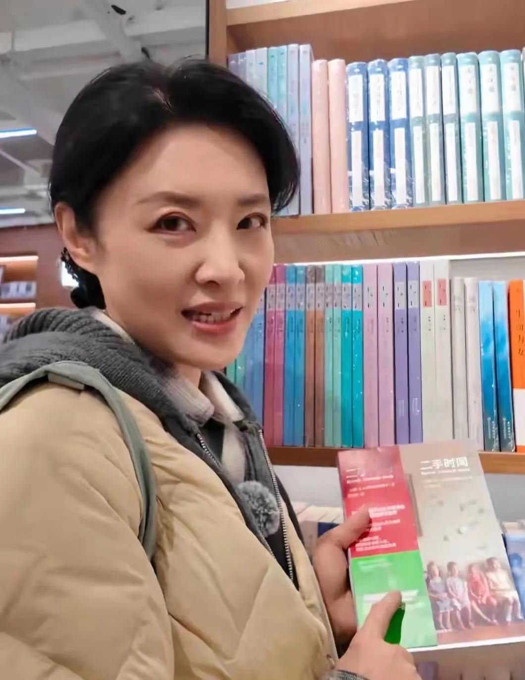 周涛书店路透状态好绝！浅米色棉服+低马尾，松弛感直接溢出屏幕谁能想到周涛逛