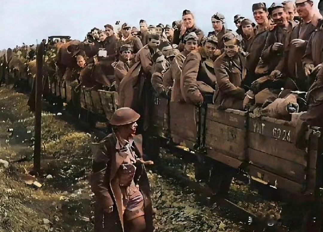 二战时期，一名英国兵正在看守一火车的意大利战俘。看上去，这些被俘的意大利士兵非