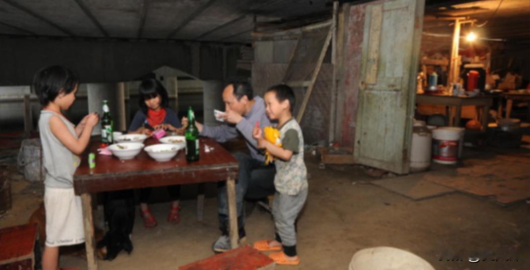 2010年，浙江嘉兴一位记者，下班路过一座桥，低头一看发现桥洞里有亮光，他好奇地