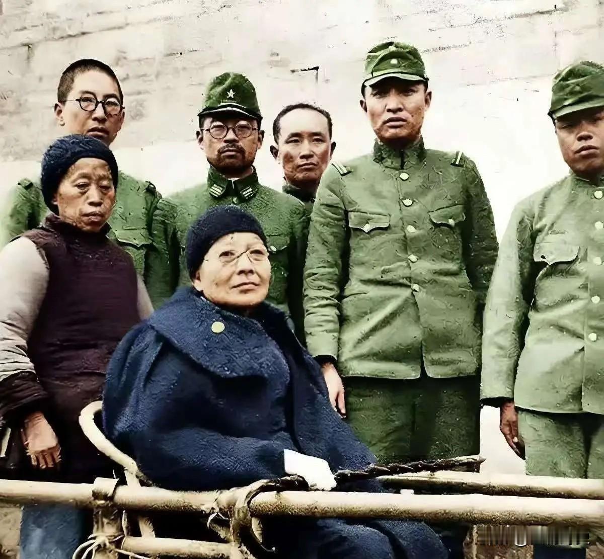 这张泛黄的老照片，定格了抗战时期一个无比耻辱的瞬间。轿中端坐的妇人眉眼间与汉奸汪